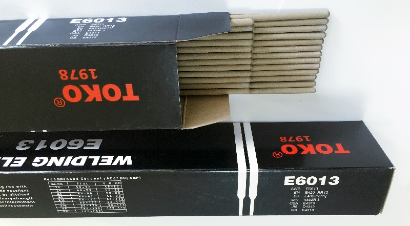 TOKO E6013 焊条盒装及工作台上的焊条